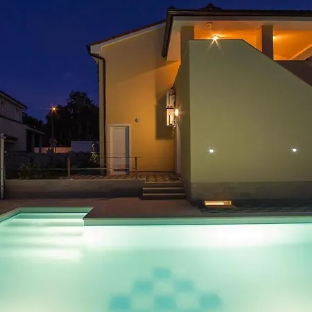 Mit Privatpool Fuer 20 Personen Ca 480 Qm In Banjole, Istrien Istrische Riviera *