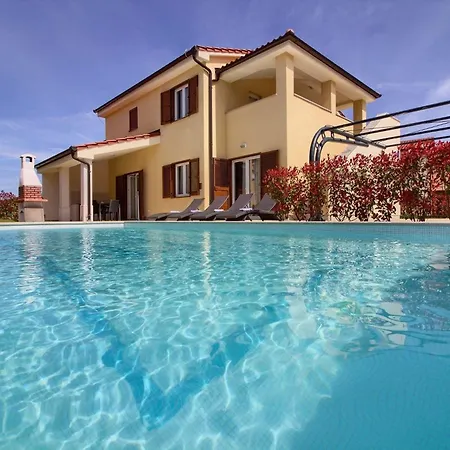 Holiday home Mit Privatpool Fuer 20 Personen Ca 480 Qm In Banjole, Istrien Istrische Riviera *