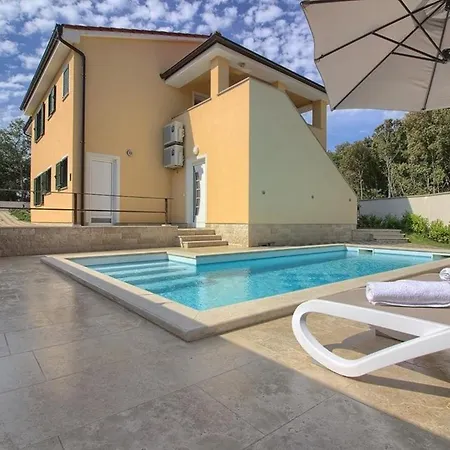 Holiday home Mit Privatpool Fuer 20 Personen Ca 480 Qm In Banjole, Istrien Istrische Riviera